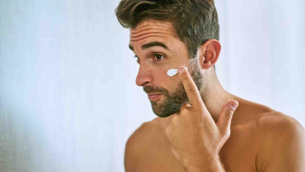 use Good moisturizer To Get Glowing Skin For Men